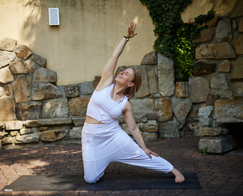 katharina biebl ist yogalehrerin und verhilft frauen zu mehr selbstakzeptanz.
