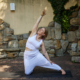 katharina biebl ist yogalehrerin und verhilft frauen zu mehr selbstakzeptanz.