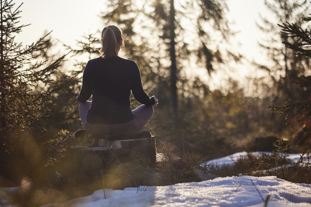 Katharina Biebl meditiert bei einem Retreat in der Natur im Nationalpark Harz.