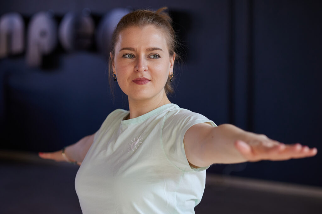 yoga trainerin kathy biebl führt eine yoga pose aus.